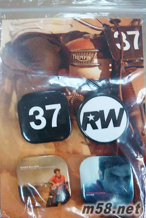 羅比威廉斯 萬世巨星 CD+4枚胸章 臺灣版四枚胸章組