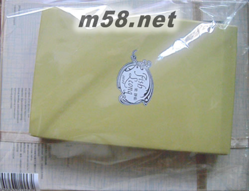 愛久見人心 (臺灣版)專輯背面圖片,9月始贈品送完